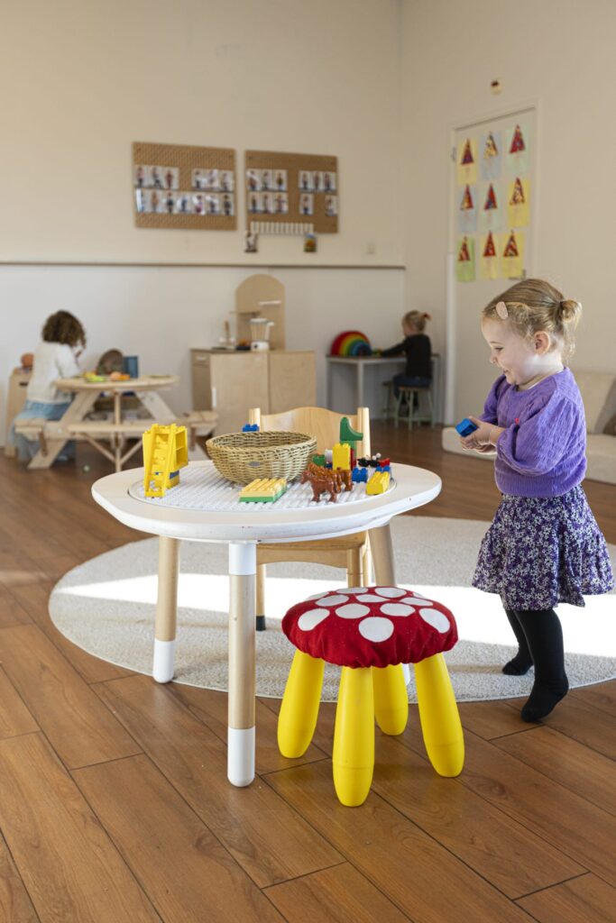Kind speelt aan een knutseltafel in de ontwikkelgroep
